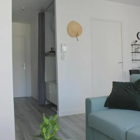 F2 Between Cathedral And Basilica * Reims